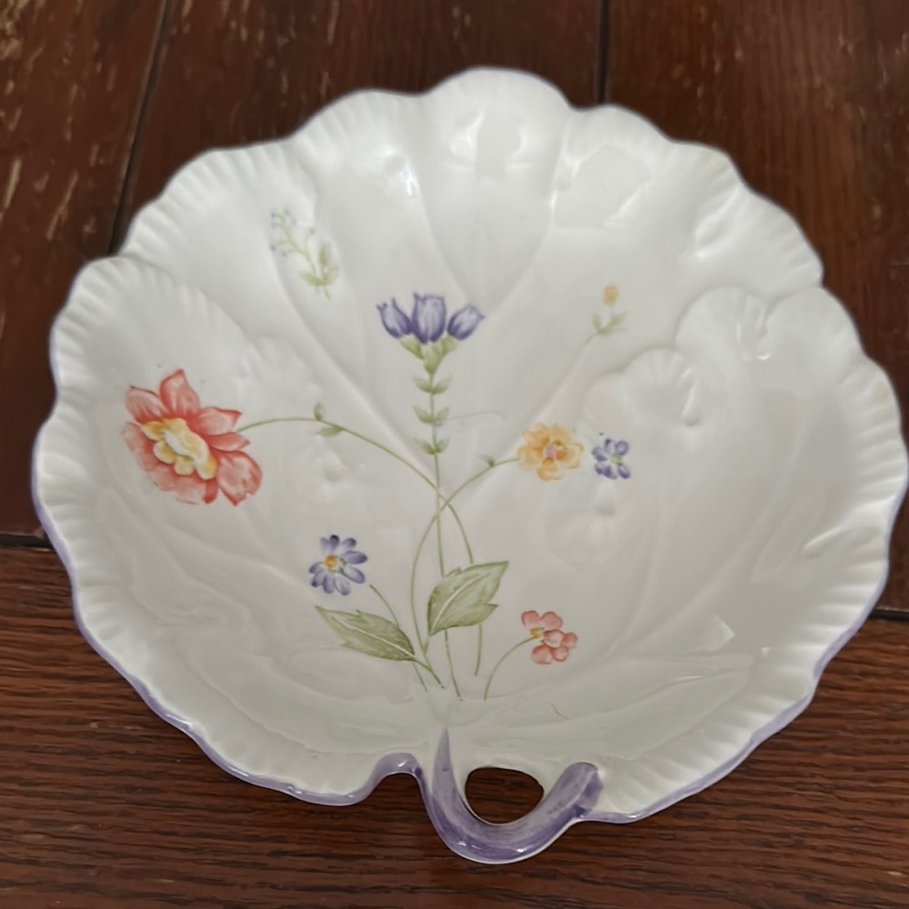 TOMINAGA Sweet Mary White and Purple Leaf-Shaped Dish with Floral Design